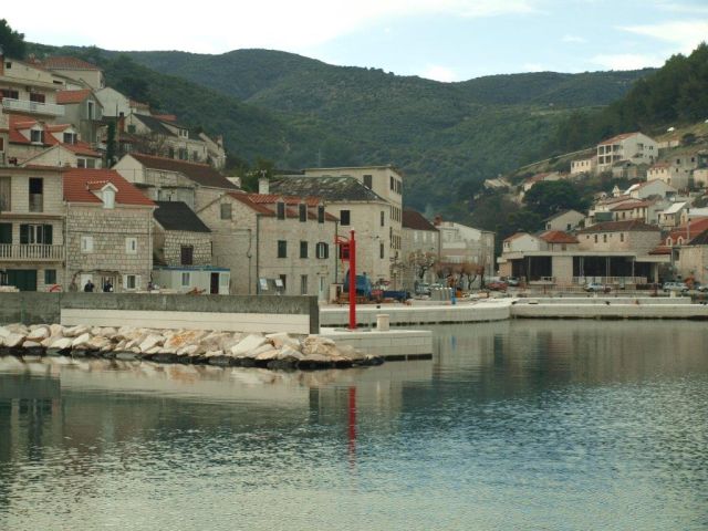 Postavljanje lučkog svjetla u luci Pučišća